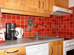 Appartement Le Grand-Bornand, 2 pièces, 5 personnes - FR-1-241-3にあるキッチンまたは簡易キッチン