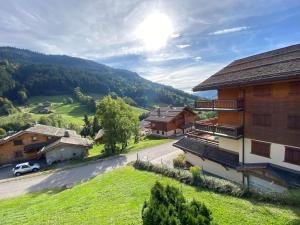 ル・グラン・ボルナンにあるAppartement Le Grand-Bornand, 2 pièces, 6 personnes - FR-1-241-52の建物や木々が立ち並ぶ村の空中風景