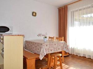 a dining room with a table and chairs and a window at Appartement Le Grand-Bornand, 1 pièce, 4 personnes - FR-1-241-96 in Le Grand-Bornand