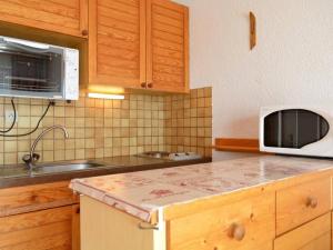 cocina con fregadero y microondas en Appartement Le Grand-Bornand, 1 pièce, 4 personnes - FR-1-241-96, en Le Grand-Bornand