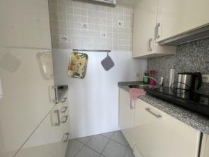 Køkken eller tekøkken på Wind und Meer 3-Zimmer-Ecksuite Maritim Residenz Travemünde