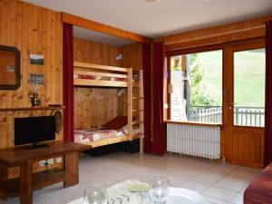 ル・グラン・ボルナンにあるAppartement Le Grand-Bornand, 1 pièce, 4 personnes - FR-1-241-114の二段ベッド2台、バルコニーが備わる客室です。