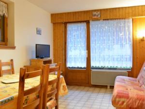 a room with two beds and a tub and a television at Appartement Le Grand-Bornand, 2 pièces, 6 personnes - FR-1-241-11 in Le Grand-Bornand