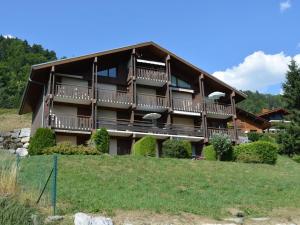 大博爾南的住宿－Appartement Le Grand-Bornand, 1 pièce, 4 personnes - FR-1-241-51，一座大房子,在山坡上设有大甲板