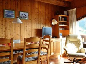 a dining room with a table and chairs at Appartement Le Grand-Bornand, 2 pièces, 5 personnes - FR-1-241-101 in Le Grand-Bornand