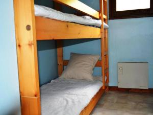 - deux lits superposés dans une chambre dans l'établissement Appartement Le Grand-Bornand, 1 pièce, 4 personnes - FR-1-241-123, au Grand-Bornand