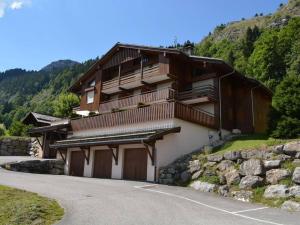 ル・グラン・ボルナンにあるAppartement Le Grand-Bornand, 2 pièces, 6 personnes - FR-1-241-25の高台の建物