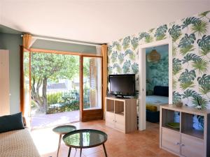 Televízia a/alebo spoločenská miestnosť v ubytovaní Apartament amb vista al mar reformat, al Golfet