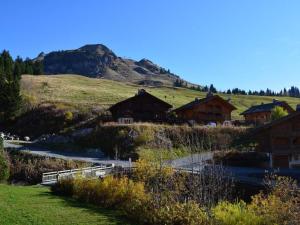 ル・グラン・ボルナンにあるAppartement Le Grand-Bornand, 1 pièce, 4 personnes - FR-1-241-129の山を背景にした村