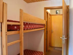 a bunk bed in a room with a door at Appartement Méribel, 1 pièce, 4 personnes - FR-1-180-297 in Méribel