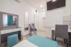 a room with a mirror and a table and chairs at AS APARTMANI PIROT in Pirot