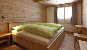 Postel nebo postele na pokoji v ubytování Bärghuis Jochpass - Alpine Hideaway - 2222müM