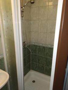 een badkamer met een douche en een wastafel bij Třilužkovy pokoj Standart ID pokoje 4917188 in Rokytnice nad Jizerou