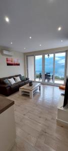 Posezení v ubytování Bay of Kotor View Apartment with pool