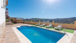 - une piscine avec des chaises longues à côté d'une maison dans l'établissement Casa Villalba Almachar by Ruralidays, à Almáchar