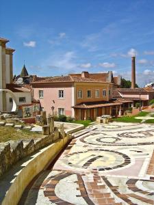 une grande passerelle en pierre dans une ville avec des bâtiments dans l'établissement Casa Domingues Guest House, à Caldas da Rainha