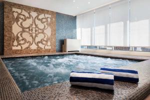 Wyndham Doha West Bay游泳池或附近泳池