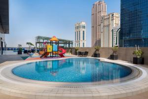 Wyndham Doha West Bay游泳池或附近泳池
