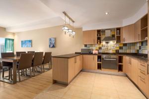 Wyndham Doha West Bay廚房或簡易廚房