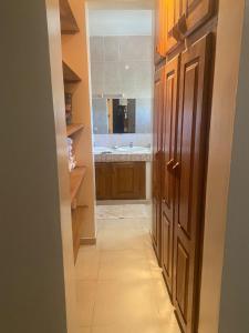 Cuisine ou kitchenette dans l'établissement Appartement "AMINA" mit Pool