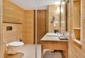 bagno con servizi igienici e lavandino di Aiden by best Western Vagator Goa a Goa Velha