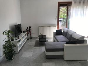 - un salon avec un canapé et une télévision dans l'établissement Haut de maison entièrement rénové avec garage, à Carnoux-en-Provence