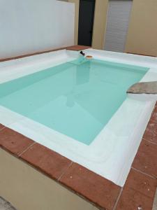 una piscina con agua azul en una habitación en THE ORANGE TREE HOUSES - vista Pátio by Live and Stay, en Abrantes