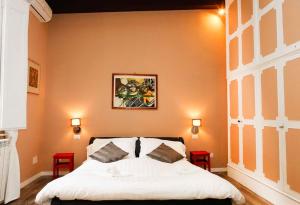 - une chambre avec un lit et deux chaises rouges dans l'établissement APPARTAMENTO CON TERRAZZINO AL PANTHEON, à Rome