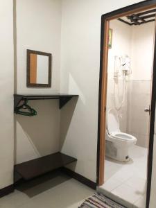 愛妮島的住宿－Lolo Bob's Bed And Breakfast，一间带卫生间和镜子的浴室