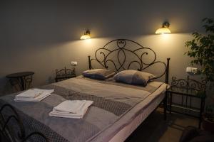 um quarto com 2 camas e toalhas em Ermitazh Hotel Complex em Novomoskovsk