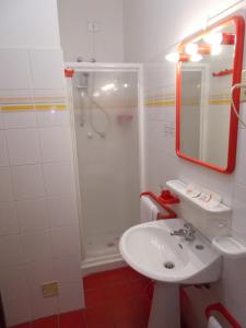 A bathroom at Pensione Delfino Azzurro