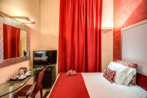 um quarto de hotel com uma cortina vermelha e uma cama em Rome Easy Rooms em Roma