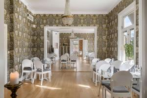 een eetkamer met witte stoelen en tafels bij Sure Hotel by Best Western Ojaby Herrgard in Växjö