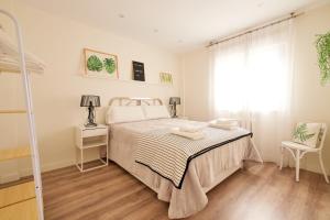 um quarto com uma cama com duas toalhas em Alojamiento centro historico Catedral em Salamanca
