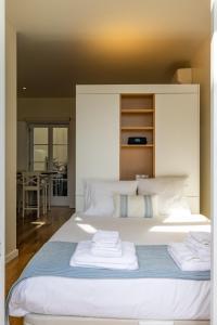 Katil atau katil-katil dalam bilik di Bright studio with terrace