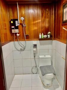 ein Bad mit einer Dusche und einem WC in der Unterkunft Rang Robin Farmstay with swimming pool in Ban Wang Muang