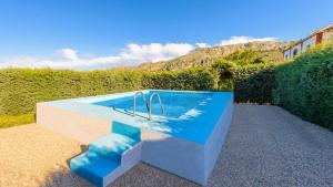 Bazén v ubytování Huerta Nueva Cuevas del Becerro by Ruralidays nebo v jeho okolí