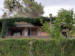 una casa con edera che cresce su un lato di essa di Casa Rural La Presa a Valdeobispo