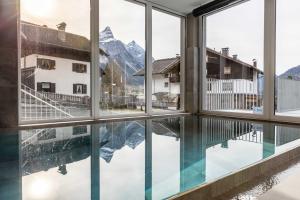 Bazén v ubytovaní Zugspitz Residence Ehrwald alebo v jeho blízkosti + 28 fotografií