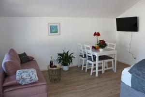 TV a/nebo společenská místnost v ubytování Wohnung Bergtraum inmitten der Ammergauer Alpen