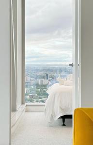 Postel nebo postele na pokoji v ubytování Melbourne CBD Apt with Free Car Park Ocean View