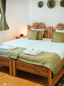 Łóżko lub łóżka w pokoju w obiekcie A MI KISHÁZUNK vendégház
