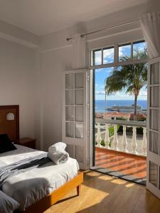 a bedroom with a bed and a view of the ocean at Valhalla Panorama in Funchal