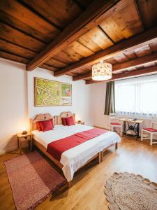 una camera con un grande letto di A MI KISHÁZUNK vendégház a Szomód