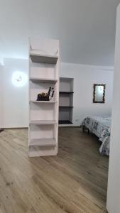 - une étagère blanche dans une chambre avec un lit dans l'établissement LA CASA DI IA, à Vernazza