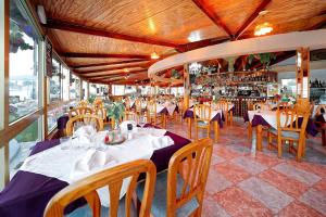 een restaurant met tafels en stoelen en een bar bij Apartamentos Río Piedras in Puerto Rico de Gran Canaria
