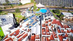 Bazén v ubytovaní Apartamentos Río Piedras alebo v jeho blízkosti