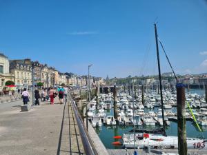 Un grupo de barcos están atracados en un puerto en Le Voilier, en Dieppe