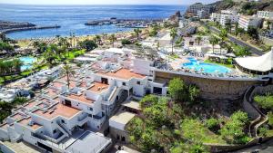 een luchtzicht op een resort met een zwembad bij Apartamentos Río Piedras in Puerto Rico de Gran Canaria