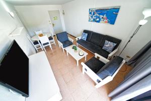 Televízia a/alebo spoločenská miestnosť v ubytovaní Apartamentos Río Piedras